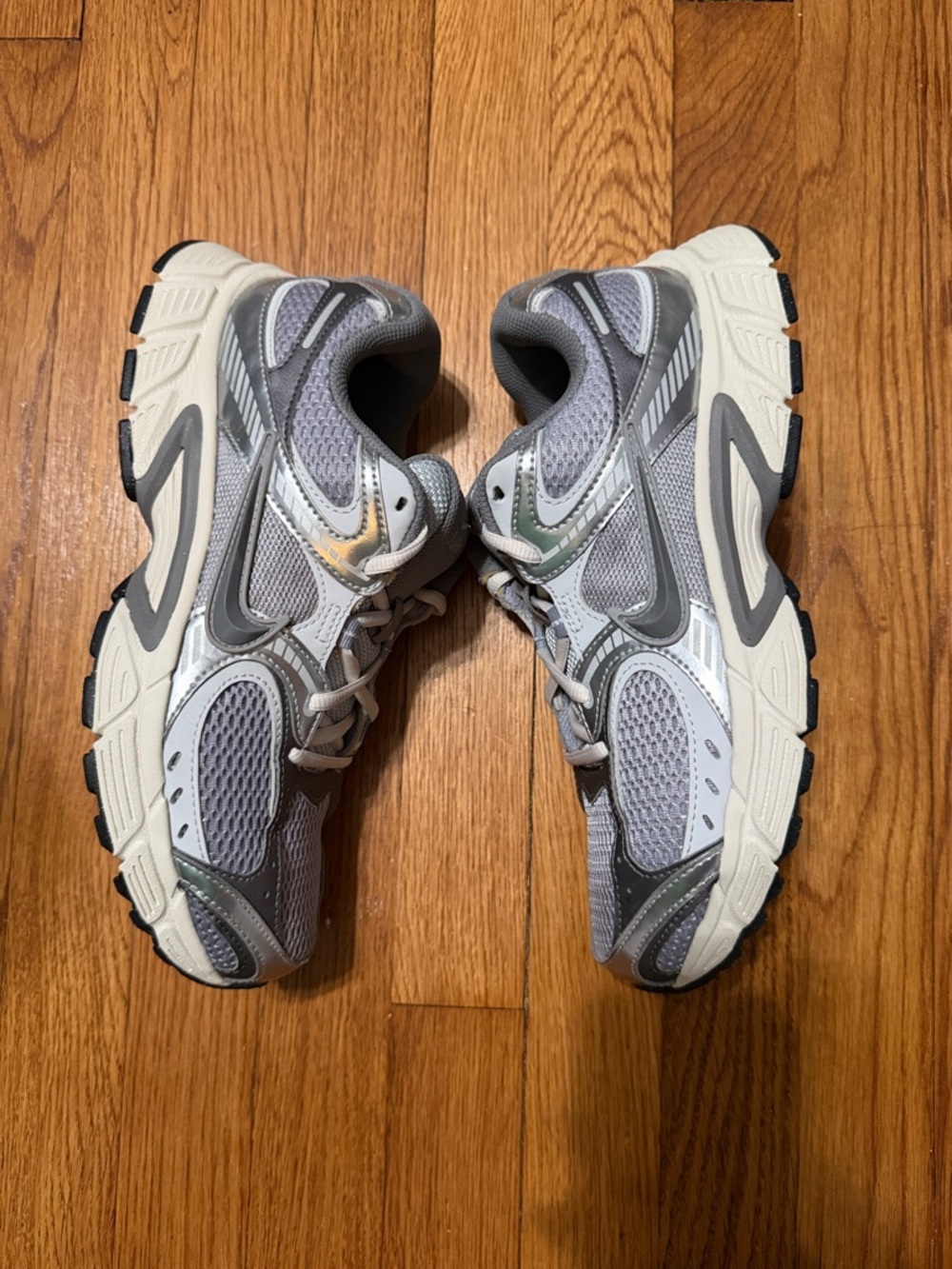 Nike V5 RNR Sneakers - Men’s 8/Women’s 10